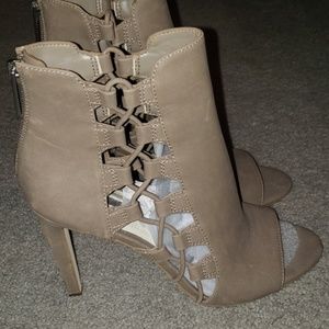 BCBGeneration taupe heels sz 7.5